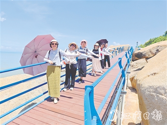 新会区教育工委会职工游览那琴半岛地质公园。