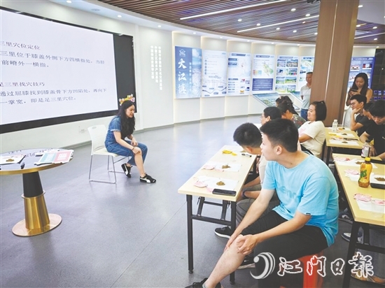 中医师现场演示足三里、合谷穴、内关穴等穴位按摩。