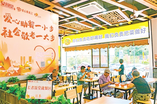 益民大众自助食堂是蓬江区“益食堂”长者饭堂社会化运行试点，进一步扩大了老年助餐服务供给。刘淑君