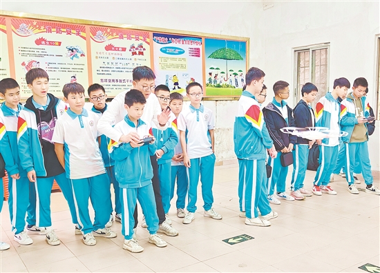 无人机科创领航课程深受学生欢迎。 无人机科创领航课程深受学生欢迎。