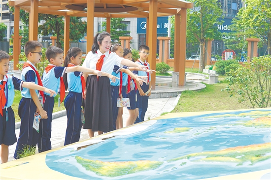 陈艳丹立足侨乡文化,打造出一系列独具特色的实践活动。 陈艳丹立足侨乡文化,打造出一系列独具特色的实践活动。