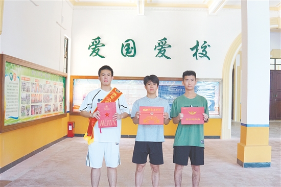 台山一中学子携笔从戎,以理想绘就青春答卷。 台山一中学子携笔从戎,以理想绘就青春答卷。