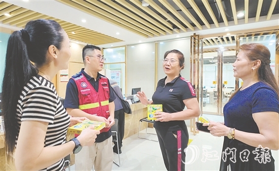 蓬江区迅速组织协调各镇（街）、村（社区）力量，把捐赠物资投放到全区防控一线。图为居民在天福社区领取防蚊产品。