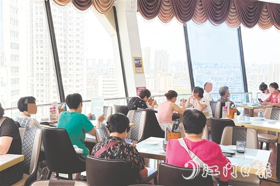 新侨都旋转西餐厅得到江门人的认可。