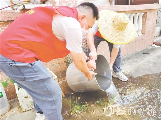 址山镇党员干部翻盆倒罐清积水。