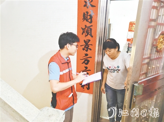 党员干部上门入户，耐心向群众讲解蚊媒传染病预防知识。