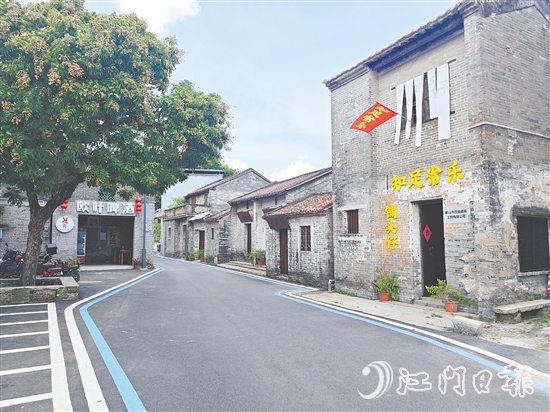 过去闲置的古朴青砖屋挂上了商铺招牌，以新面貌迎接来客。
