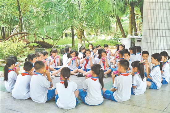 沙坪街道第四小学成立陶笛社团，进一步培养学生学习吹奏陶笛的兴趣，提升学生的陶笛演奏水平。
