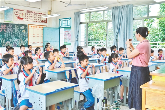 学生通过学习吹奏陶笛，提升感受美、鉴赏美、创作美的能力。