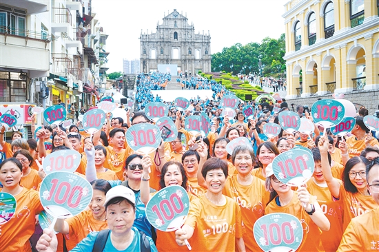 8月1日，第十五届全国运动会迎来倒计时100天。当天，澳门群众参加庆祝活动。新华社发