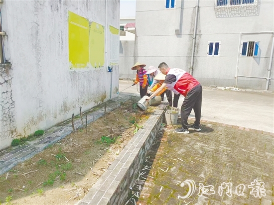 良西镇党员干部与群众一起清理杂物，保持环境整洁。