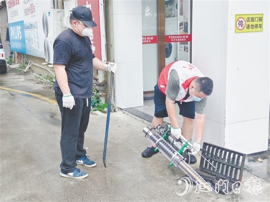 8月2日下午，恩城街道党员志愿服务队开展消杀行动。