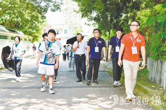 恩平市政协委员梁发雄（右一）与香港青年一起参观恩平市歇马村。