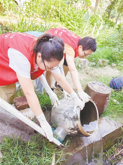 工作人员清除蚊子孳生地。