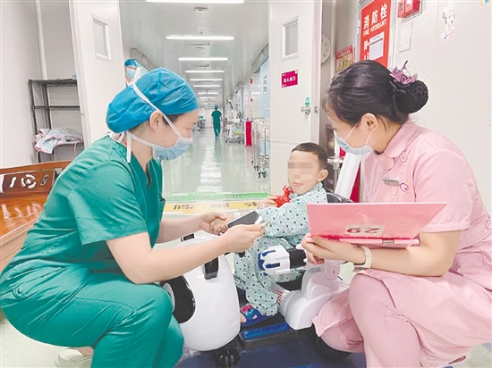 手术前,医护人员确认男童情况。 手术前,医护人员确认男童情况。