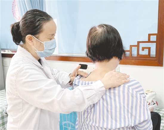 “中医特色疗法中心”为患者提供“一站式”传统疗法服务。 “中医特色疗法中心”为患者提供“一站式”传统疗法服务。
