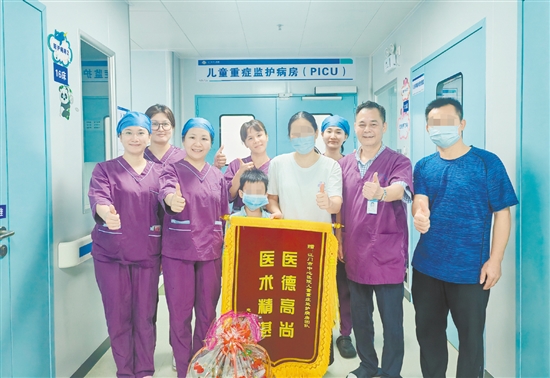 溺水男童和家人为医护人员送锦旗。