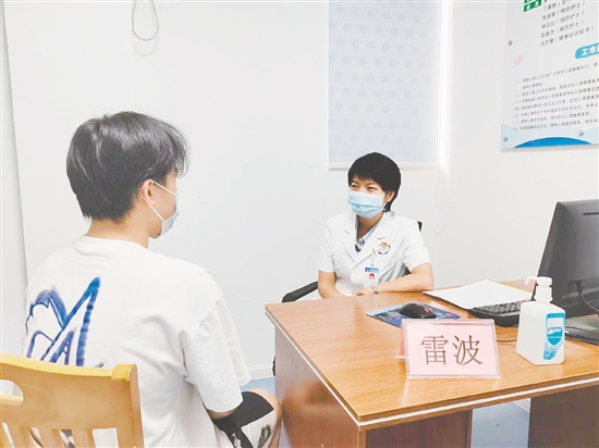 心理医生帮助来访者缓解焦虑。 心理医生帮助来访者缓解焦虑。