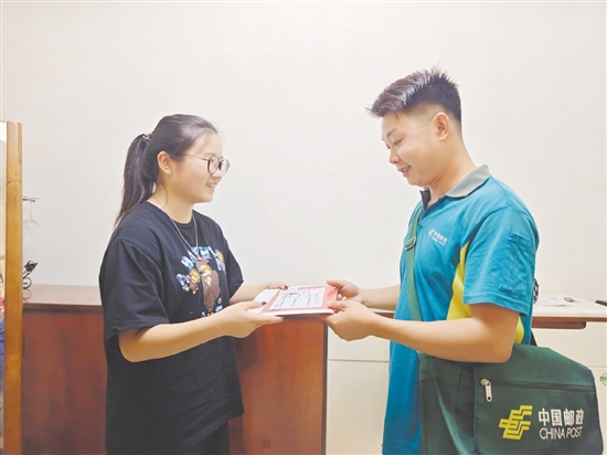 家住蓬江区江侨路的考生谢雨轩（左）收到了五邑大学录取通知书。