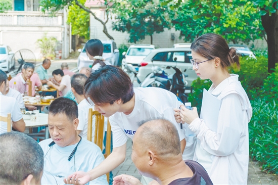 学生深入一线与群众沟通。 学生深入一线与群众沟通。