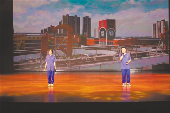 校友代表穿上“蓝精灵”校服倾情献唱。 校友代表穿上“蓝精灵”校服倾情献唱。