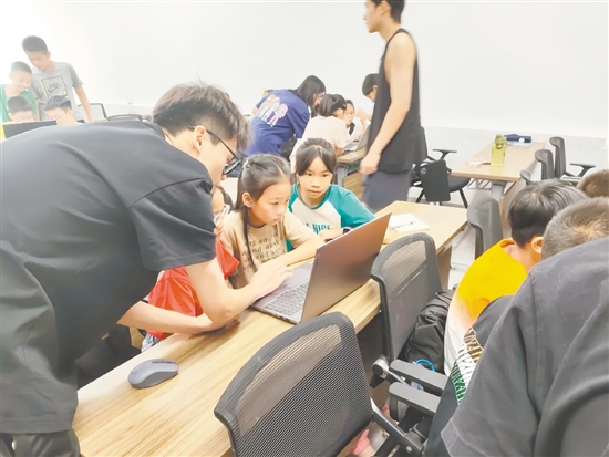 大学生为沙塘镇40余名中小学生传授人工智能知识。 大学生为沙塘镇40余名中小学生传授人工智能知识。