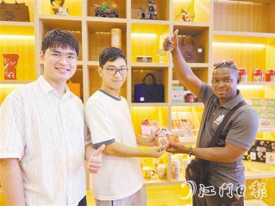 外国游客点赞台山特色文创产品。