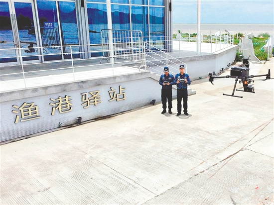 海警执法员操作无人机起飞。