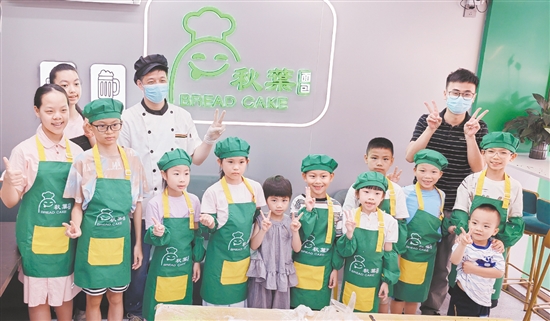 一段充满甜蜜与创意的亲子时光。 一段充满甜蜜与创意的亲子时光。