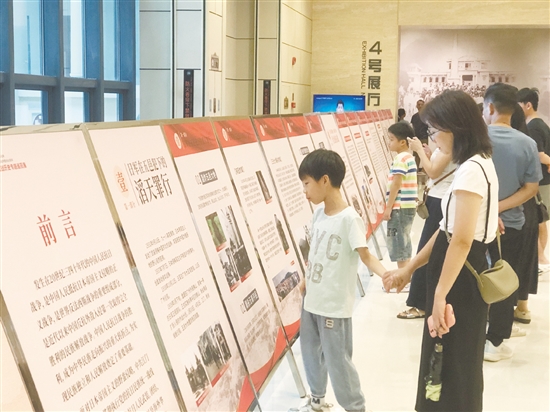 市民参观展览，从英雄事迹中汲取爱国爱乡的精神力量。