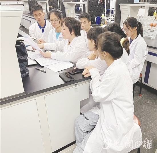李叶青正在指导学生。