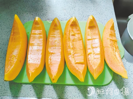 水果木瓜成熟后，果肉呈橙红色，口感绵软，冷藏后单独食用清凉解暑，甜而不腻。