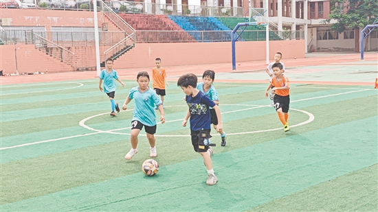 在对抗练习赛中,双方攻防激烈,在绿茵场上尽情挥洒汗水。 在对抗练习赛中,双方攻防激烈,在绿茵场上尽情挥洒汗水。