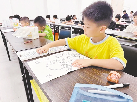 孩子们在画纸上描绘自己心中“20年后的生活”。 孩子们在画纸上描绘自己心中“20年后的生活”。