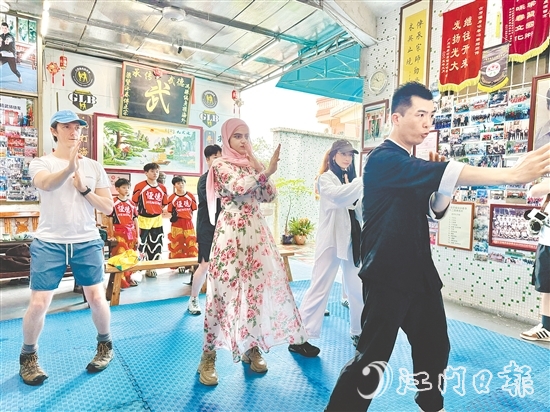外国青年博主认真学习各种招式，体验咏春拳的魅力。梁诗雅