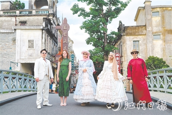 在赤坎华侨古镇，外国青年博主换上民国时期的服饰，感受百年古镇的魅力。