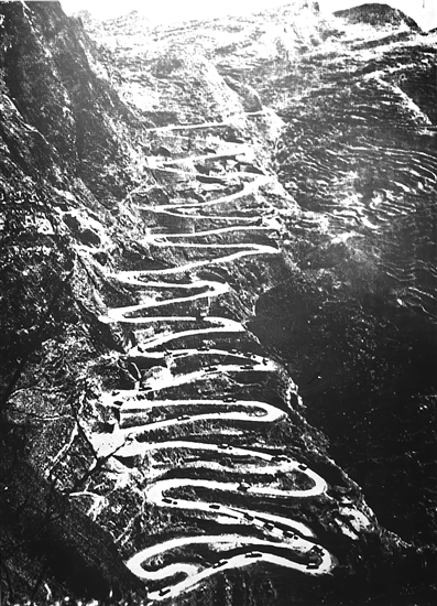 南侨机工驾驶卡车在24道拐翻山越岭，将国际援华物资运往抗战前线，为抗日战争取得全面胜利作出了不可磨灭的贡献。