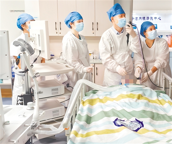 医生为患者施行手术。
