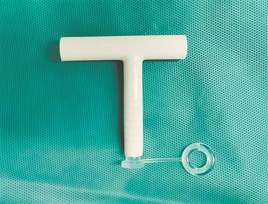 本次手术用的T形管，材质柔软。