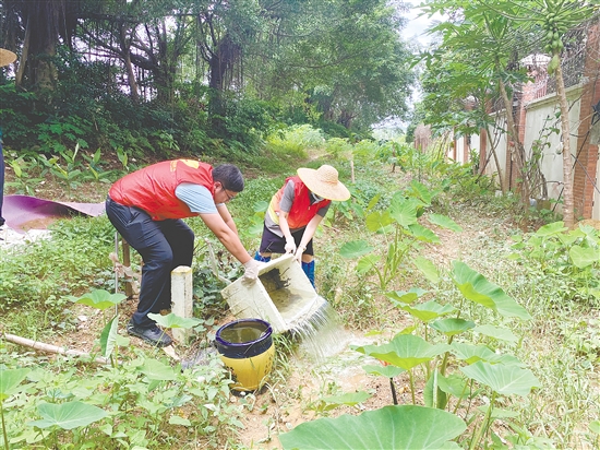 工作人员清空容器中的积水。