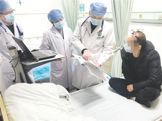医生向患者解释病情。