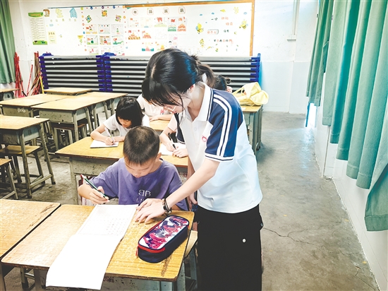 队员对学生进行辅导。 队员对学生进行辅导。