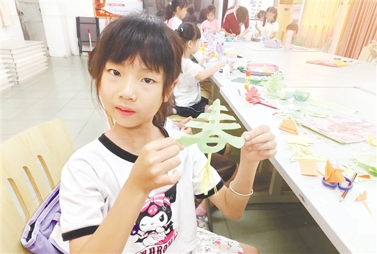 课堂上,孩子们学会剪“春”字。 课堂上,孩子们学会剪“春”字。