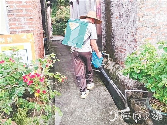 三江镇应急消杀队对蚊虫易孳生场所进行全面消杀。