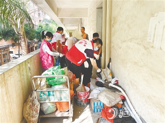会城街道明兴社区联合结对单位志愿者，对无主车房内的废品进行全面清理。