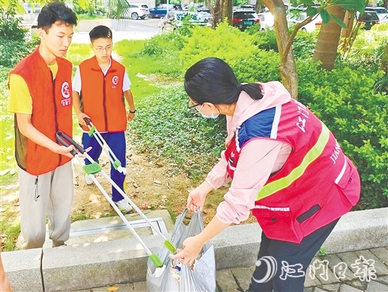 圭峰会城凝聚社会各方力量，参与人居环境集中整治攻坚行动，共建美丽家园。