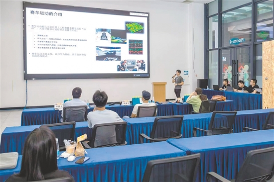 参赛企业项目在进行7分钟路演展示。