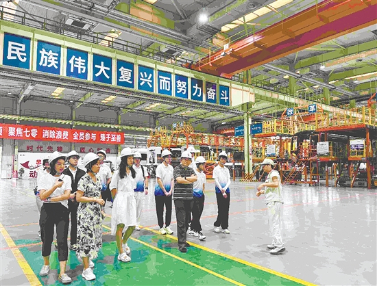 实践团参观中车广东轨道交通车辆有限公司。