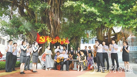 农行员工与当地居民心连心、手牵手。