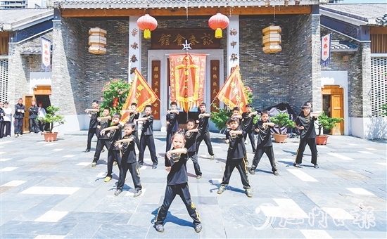 参演者一招一式如行云流水，生动展现咏春拳的刚柔并济与灵活多变。